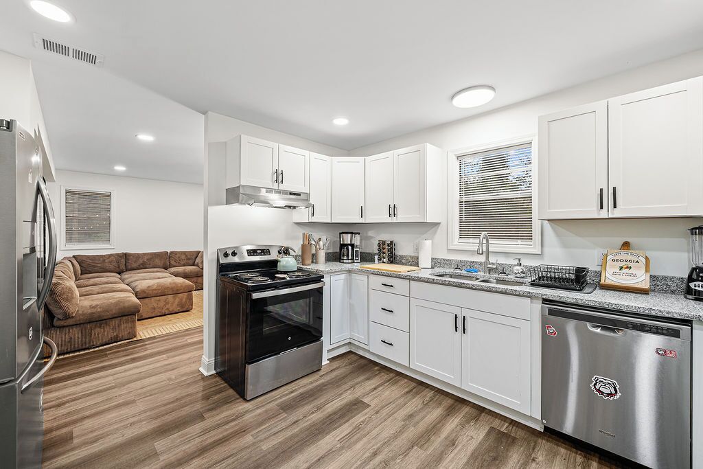 Refrigerador, microondas, horno y parrilla de estufa 