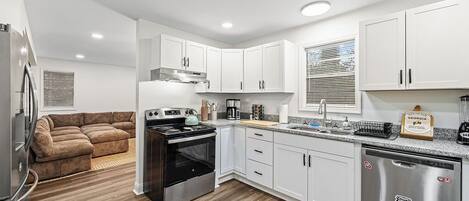 冷蔵庫、電子レンジ、オーブン、コンロ