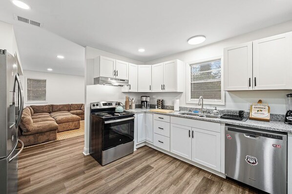 Een koelkast, een magnetron, een oven, een kookplaat