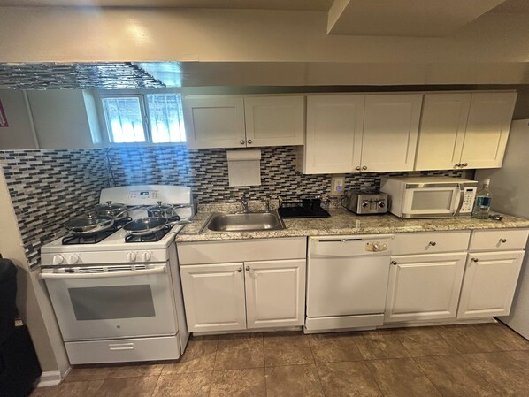 Private kitchen - Lovely 2-bedroom house with AC in Baltimore (Baltimore)