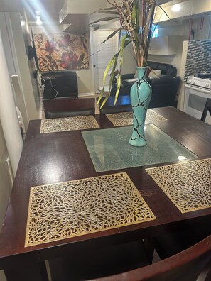 Dining - Lovely 2-bedroom house with AC in Baltimore (Baltimore)