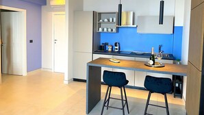 Kaffetrakter/tekoker, kjøleskap, kokeplater og oppvaskmaskin