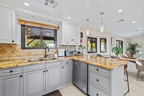 Microondas, horno, parrilla de estufa y lavavajillas 