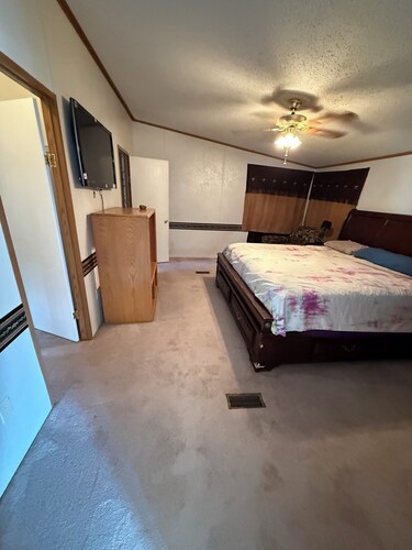 Spacious 4-bebroom lakehouse in Kingsland with private boat ramp.