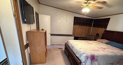 Spacious 4-bebroom lakehouse in Kingsland with private boat ramp.