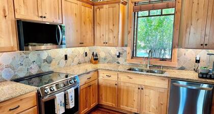 Cabin 110 at Brasada Ranch: 3 Master Bd, 3.5Ba, Golf Course Views & Hot Tub!