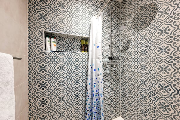 Dusche, Haartrockner, Handtücher, Seife