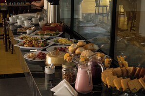 Free daily continental breakfast  - Pousada Aracuã (Bonito)