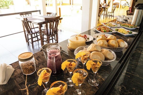 Free daily continental breakfast  - Pousada Aracuã (Bonito)