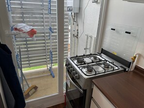 Apartemen | Dapur pribadi | Microwave, oven, ketel listrik, dan peralatan masak/sendok-piring