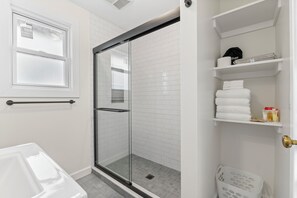 Een douche, een haardroger, een bidet, handdoeken