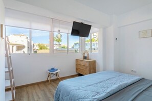 3 bedrooms, iron/ironing board, internet, bed sheets