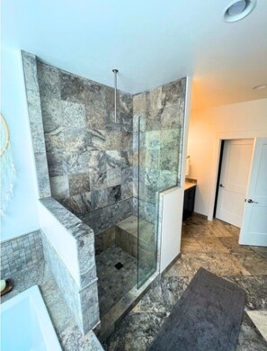 Dusche, Whirlpool, Haartrockner, Handtücher