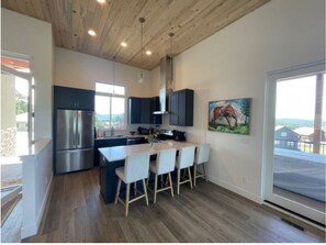 Mikrobølgeovn, ovn, kokeplater og oppvaskmaskin