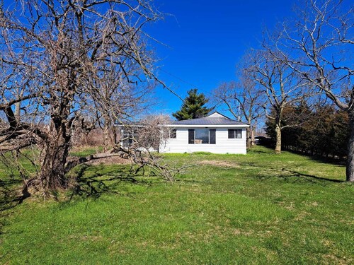 Quiet South Shore Cottage With Lake View