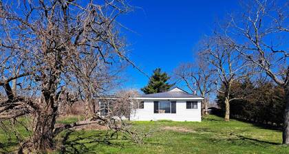 Quiet South Shore Cottage With Lake View