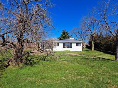 Quiet South Shore Cottage With Lake View