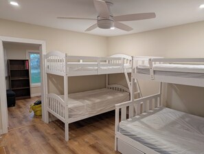 2 bedrooms, free WiFi - South Shore Cottage With Lake View (Pelee)