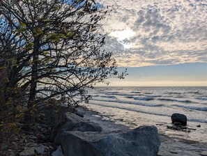 Beach - South Shore Cottage With Lake View (Pelee)
