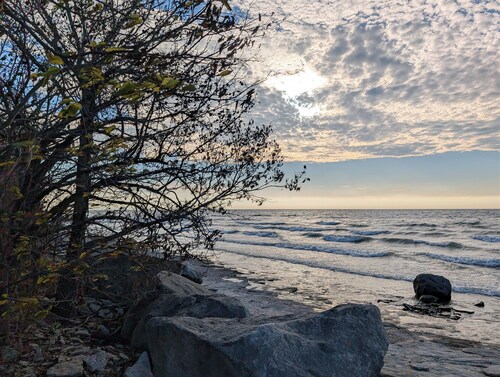 South Shore Cottage With Lake View