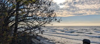 South Shore Cottage With Lake View