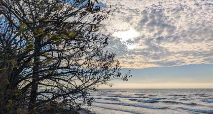South Shore Cottage With Lake View