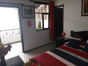 Desk, laptop workspace, blackout curtains, soundproofing - Hostal Flores (Quito)