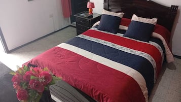 Escritorio, espacio para trabajar con laptop y cortinas blackout