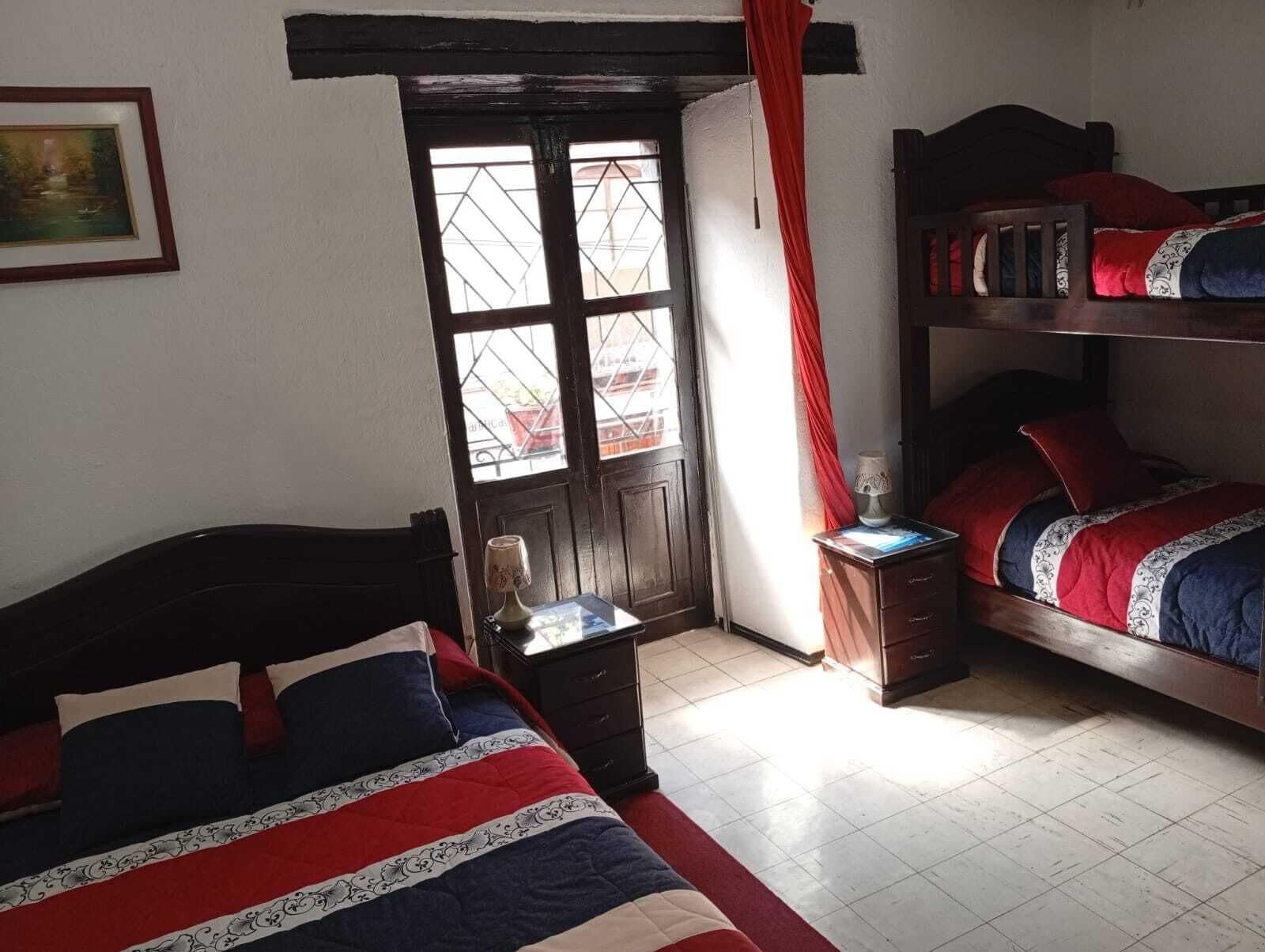 Escritorio, espacio para trabajar con un portátil, cortinas opacas