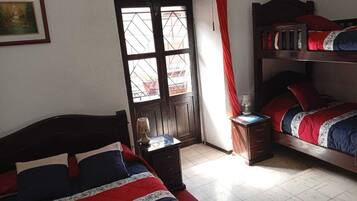 Escritorio, espacio para trabajar con un portátil, cortinas opacas