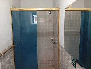 Douche, articles de toilette gratuits, sèche-cheveux