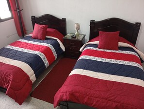 Chambre Double Familiale, vue cour intérieure | Bureau, espace de travail pour ordinateur portable, rideaux occultants