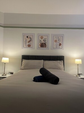 4 makuuhuonetta, työpöytä, silitysrauta/-lauta, vauvan matkasänky