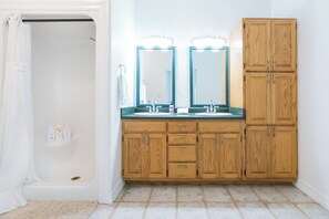 Dusche, Haartrockner, Handtücher, Seife