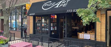 تناول الطعام بالخارج