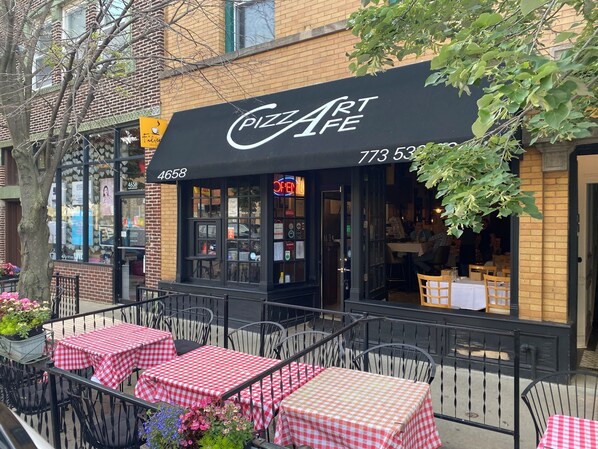 Outdoor dining - Spacious, hip 2-bedroom apartment nestled in scenic Ravenswood Manor/Lincoln Sq. (Chicago)
