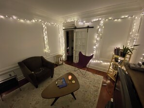 Smart TV, video games, books, music library - Spacious, hip 2-bedroom apartment nestled in scenic Ravenswood Manor/Lincoln Sq. (Chicago)