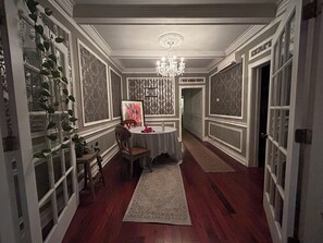 Dining - Spacious, hip 2-bedroom apartment nestled in scenic Ravenswood Manor/Lincoln Sq. (Chicago)