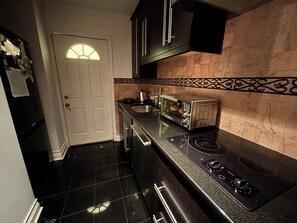 Fridge, oven, stovetop, dishwasher - Spacious, hip 2-bedroom apartment nestled in scenic Ravenswood Manor/Lincoln Sq. (Chicago)