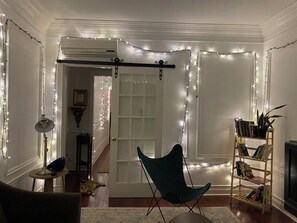 Interior - Spacious, hip 2-bedroom apartment nestled in scenic Ravenswood Manor/Lincoln Sq. (Chicago)