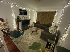 Smart TV, video games, books, music library - Spacious, hip 2-bedroom apartment nestled in scenic Ravenswood Manor/Lincoln Sq. (Chicago)