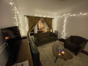 Smart TV, video games, books, music library - Spacious, hip 2-bedroom apartment nestled in scenic Ravenswood Manor/Lincoln Sq. (Chicago)