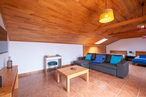 3 عدّة غرف نوم ومكواة/لوح كي وخدمة الإنترنت وملاءات أسرّة