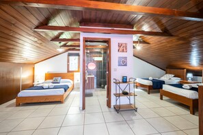 3 عدّة غرف نوم ومكواة/لوح كي وخدمة الإنترنت وملاءات أسرّة