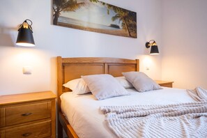 3 bedrooms, iron/ironing board, internet, bed sheets