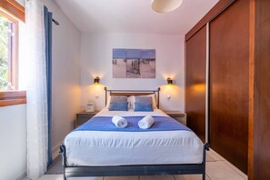 3 عدّة غرف نوم ومكواة/لوح كي وخدمة الإنترنت وملاءات أسرّة