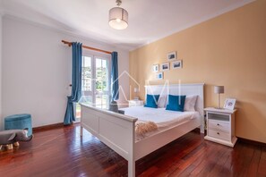 3 bedrooms, iron/ironing board, internet, bed sheets