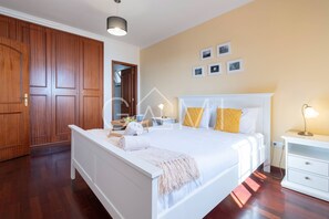3 bedrooms, iron/ironing board, internet, bed sheets