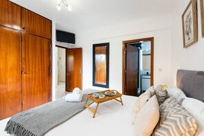 2 عدّة غرف نوم ومكواة/لوح كي وخدمة الإنترنت وملاءات أسرّة