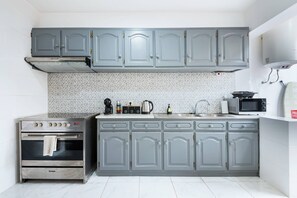 ثلاجة، ميكروويف، فرن، موقد طهي مسطح